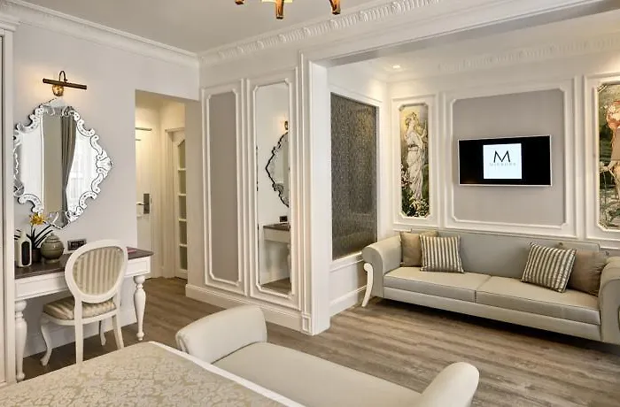Mirrors Hotel